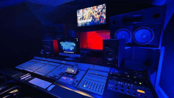 Recording studio equipments with large speakers and a monitor